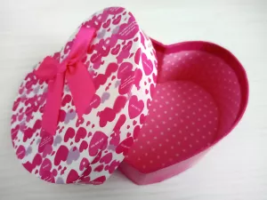 Dárková krabička ve tvaru srdce Vyrobeno v Číně Dárková krabička ve tvaru srdce Vyrobeno v Číně