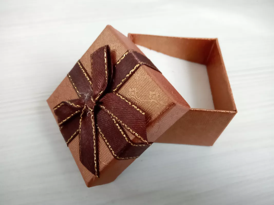 Dárková krabička malá - hnědá - vzor a lemování Vyrobeno v Číně