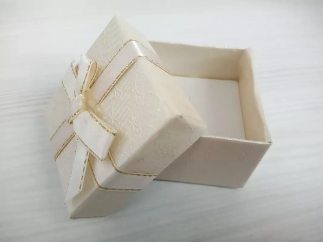 Dárková krabička malá - krémová - vzor a lemování Vyrobeno v Číně