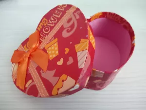 Dárková krabička ve tvaru srdce Vyrobeno v Číně Dárková krabička ve tvaru srdce Vyrobeno v Číně