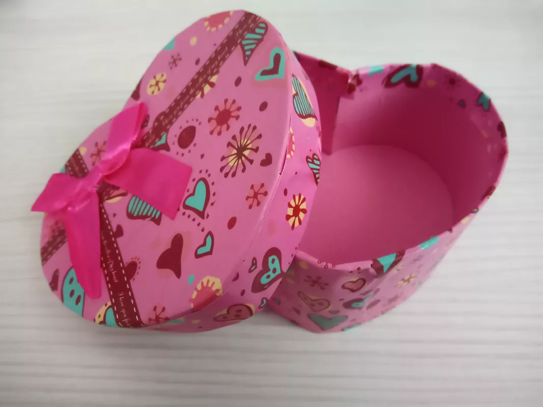 Dárková krabička ve tvaru srdce - Růžová s drobnými motivy Vyrobeno v Číně