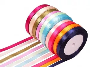 Atlasová hedvábná stuha oboulícní