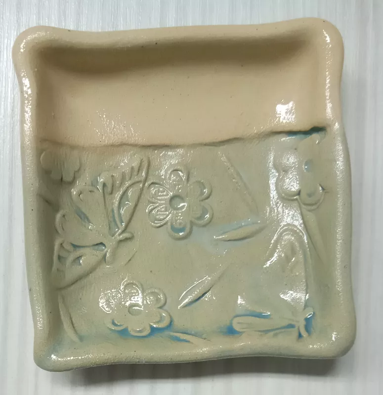 Keramický tácek malý - zelený s květinou DANETA -chráněná dílna