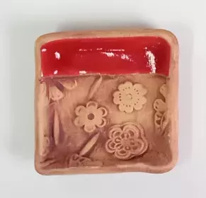 Keramický tácek malý - červený s květinou DANETA -chráněná dílna