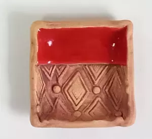 Keramický tácek malý - červený DANETA -chráněná dílna