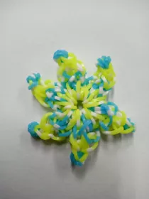 Přívěsek hvězdička z gumiček Lenka Vávrová