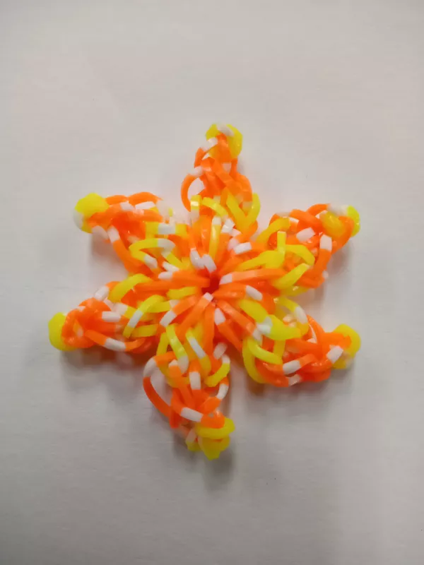 Přívěsek hvězdička z gumiček Lenka Vávrová