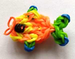 Přívěsek rybička z gumiček Lenka Vávrová