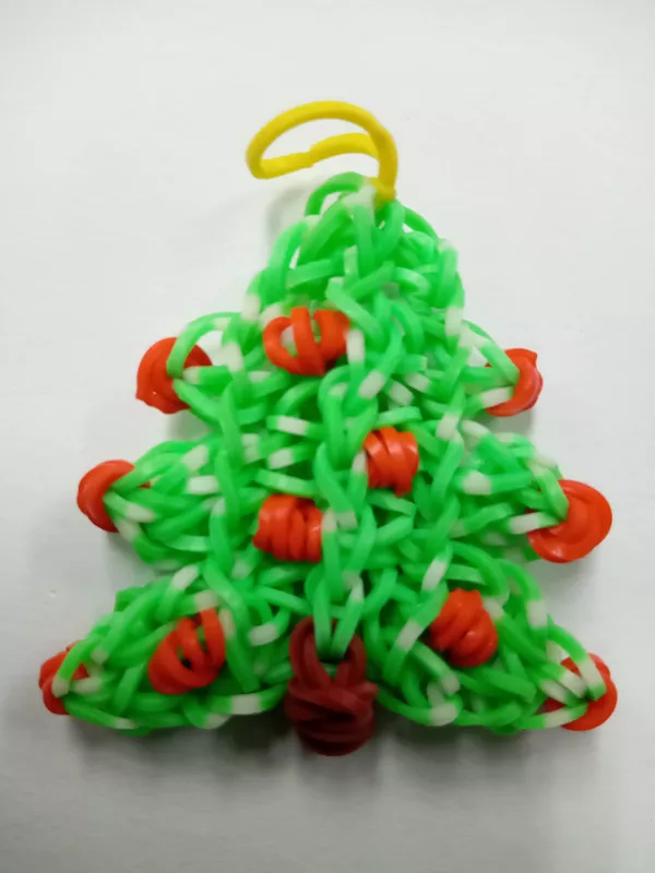 Přívěsek vánoční stromek z gumiček Lenka Vávrová